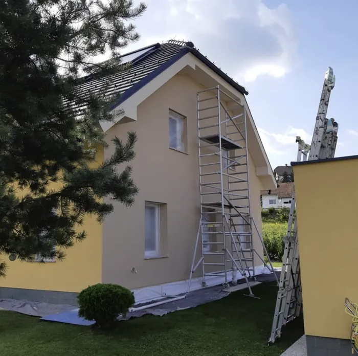 Alu delovni oder ob fasadi hiše