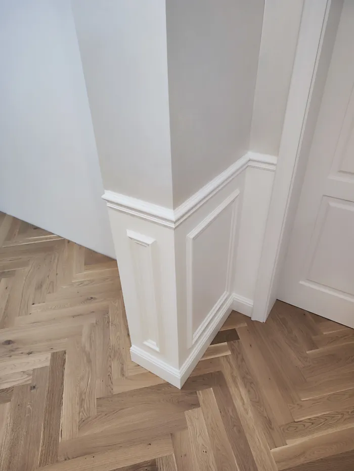 Detajl vogala z letvami in parketom